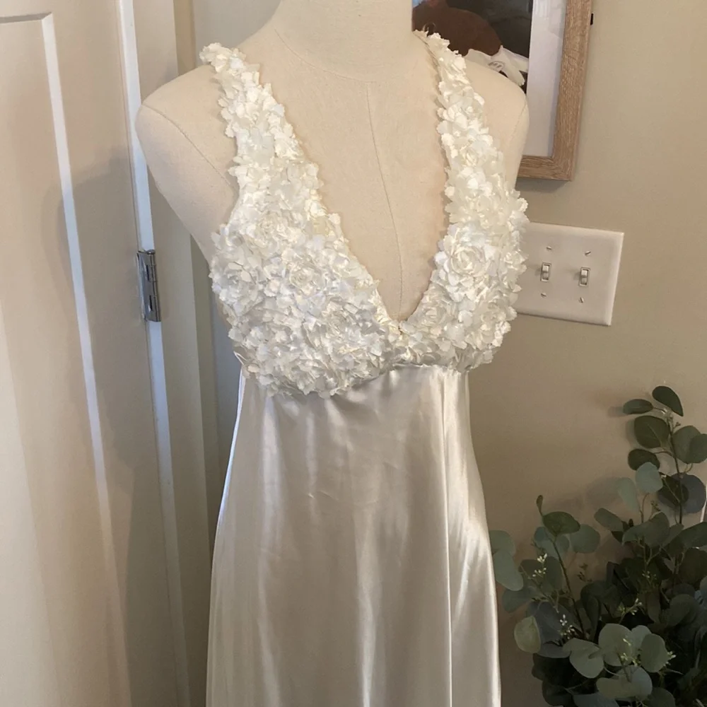 Flora winter white floral appliqué deep vneck tie-waist S bridal nightgown